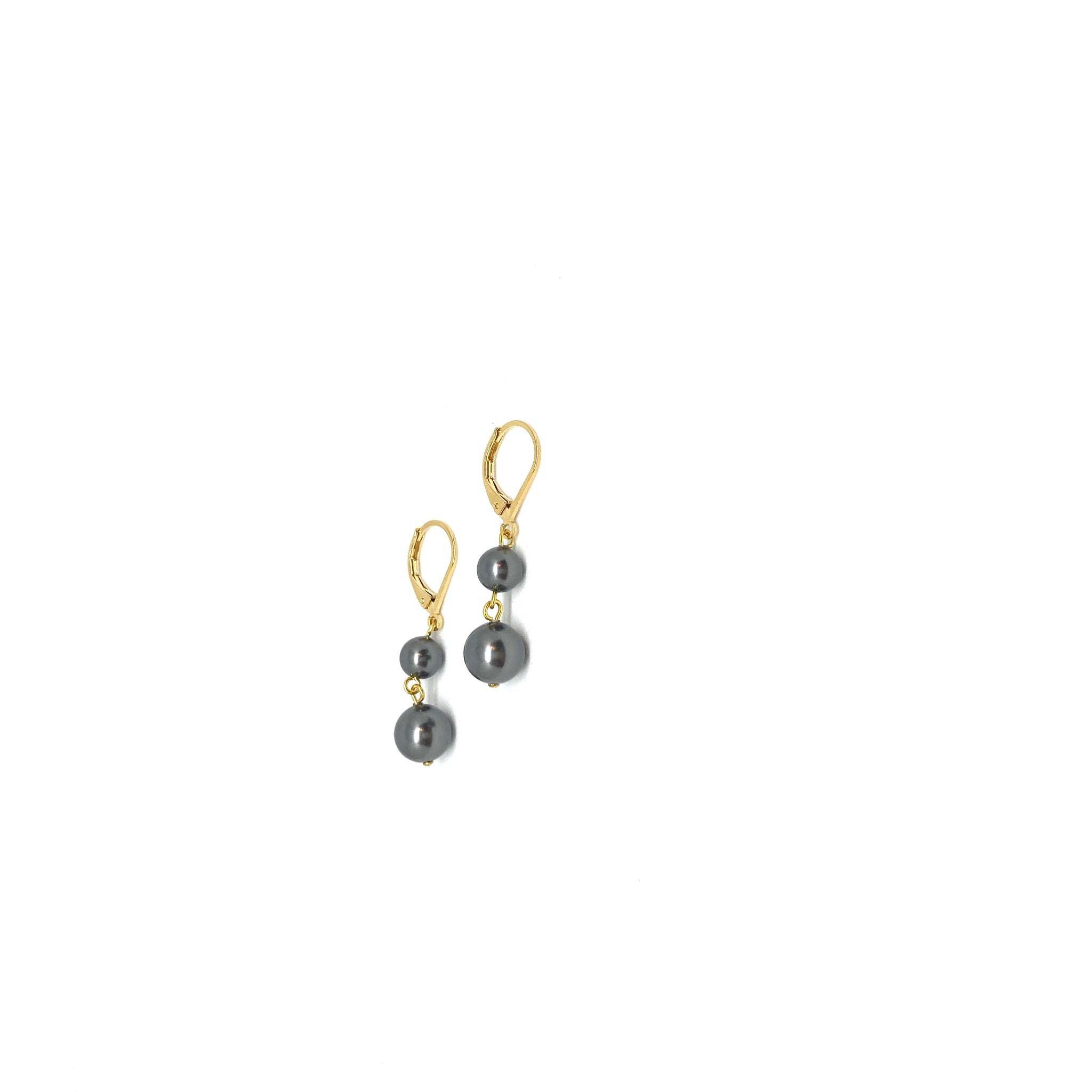 Short pearl earrings