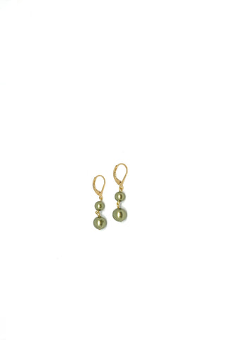 Short pearl earrings